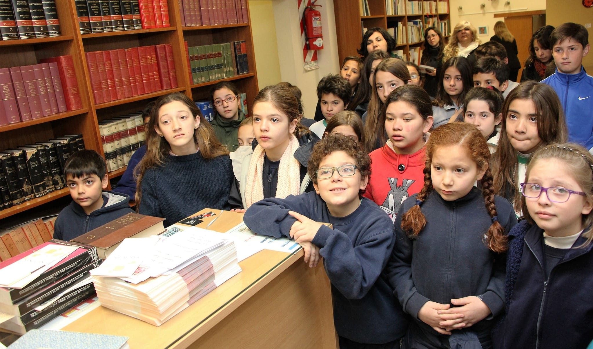 Alumnos y docentes del colegio "Dante Alighieri" presentes en la Cámara de Diputados. 