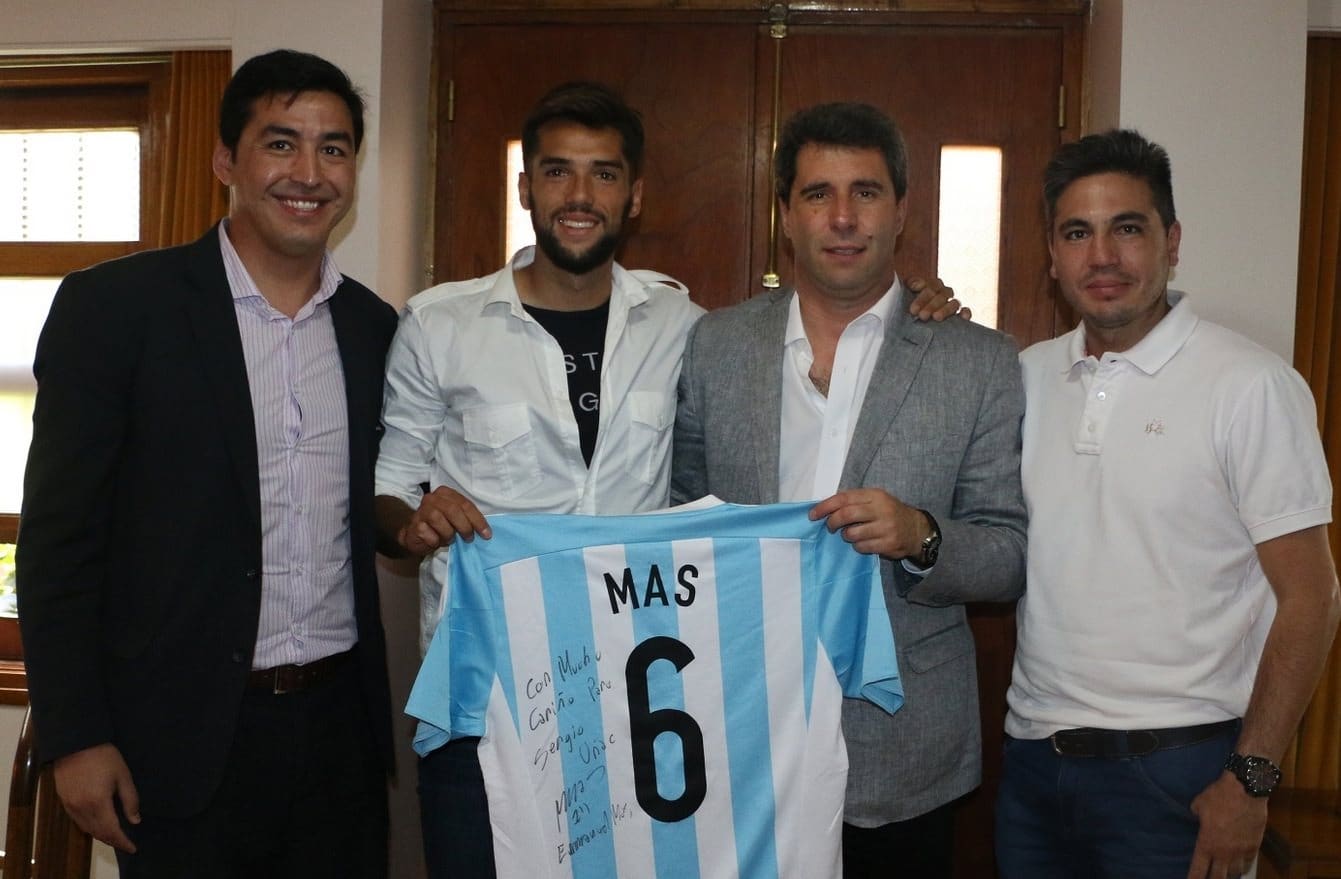 El futbolista visitó al Dr. Sergio Uñac en su despacho.