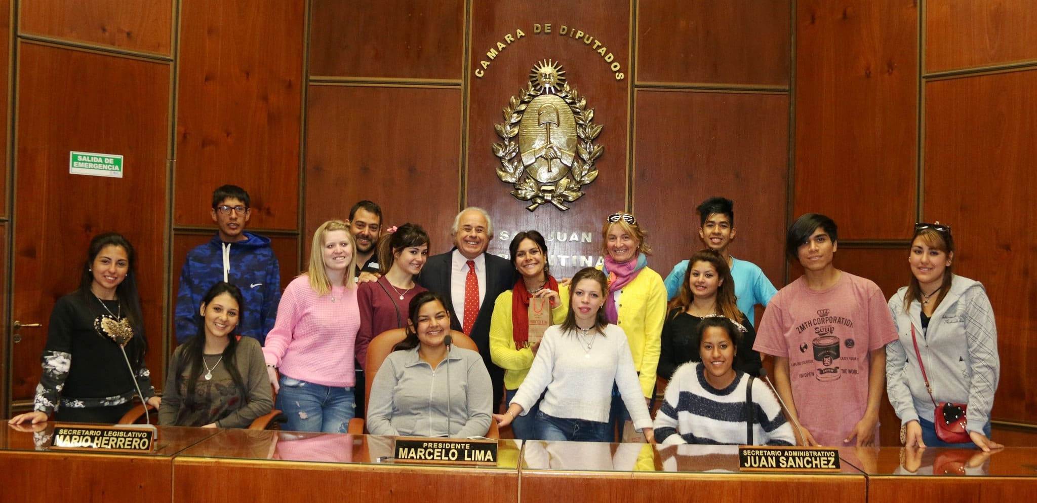 El vicegobernador Marcelo Lima junto a estudiantes cordobeses del del colegio Juan Mamerto Garro IPEA y T Nº 189 en la Legislatura.  