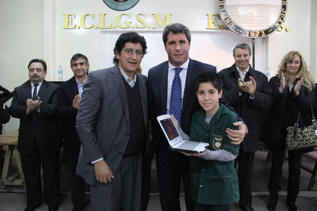 El Dr. Sergio Uñac presidió la entrega de netbooks a alumnos y docentes de la Escuela de Comercio.