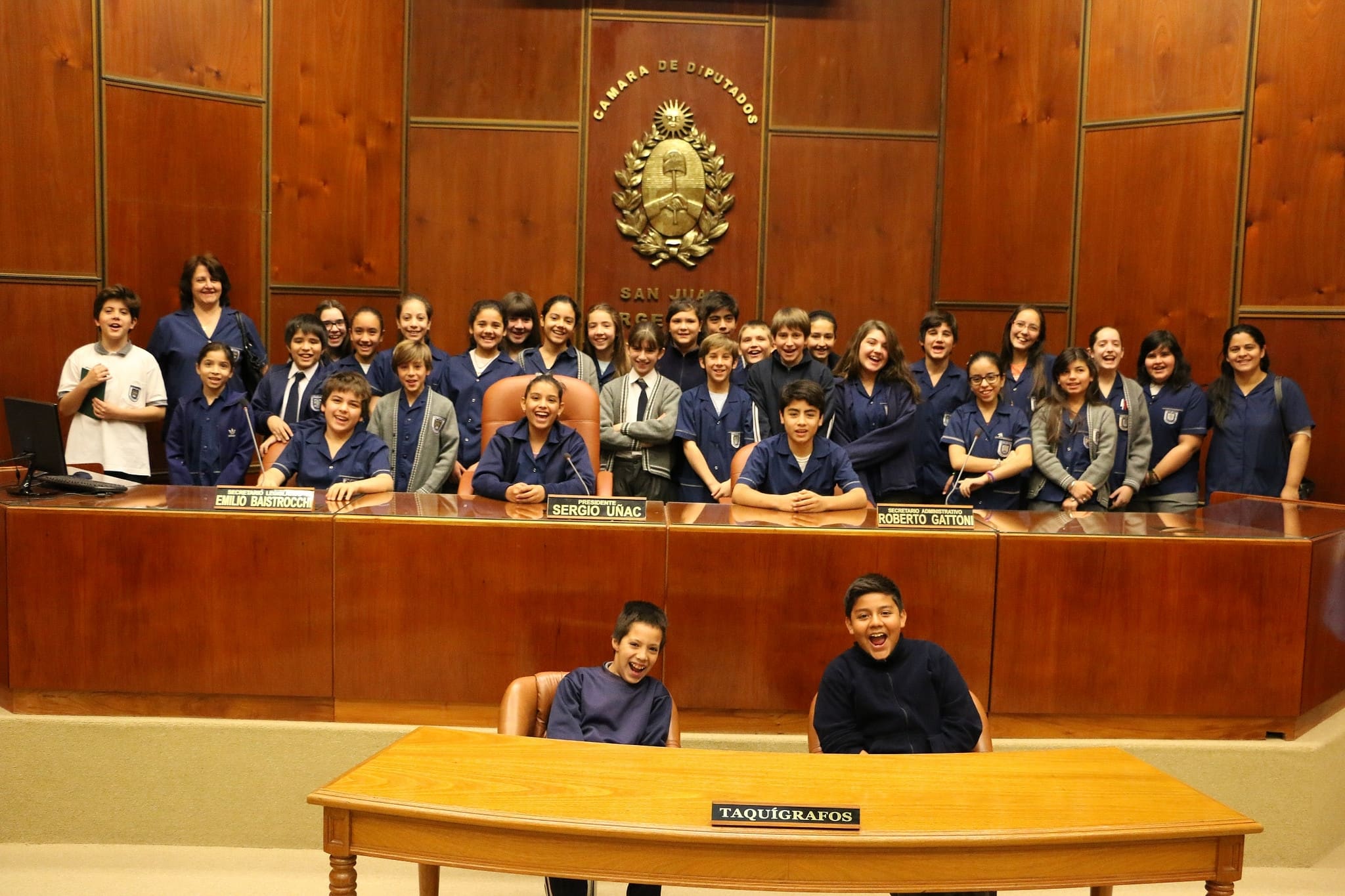 Alumnos y docentes del Colegio "Pérez Hernández" presentes en la Legislatura provincial. 