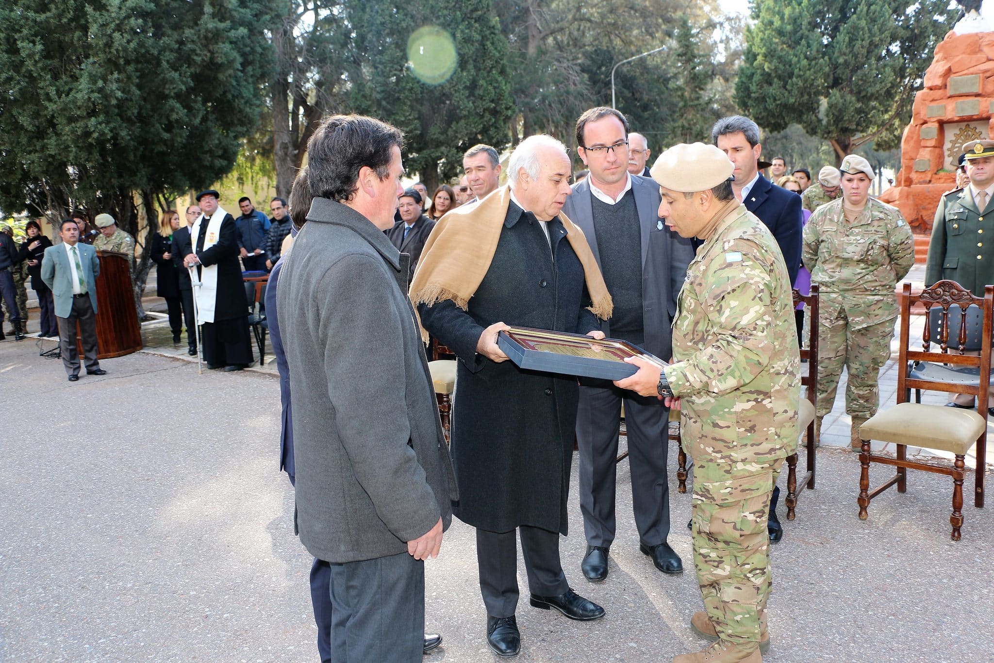 El vicegobernador Marcelo Lima junto a una delegación de diputados hace entrega de una placa recordatoria al jefe del Ejército San Juan. 