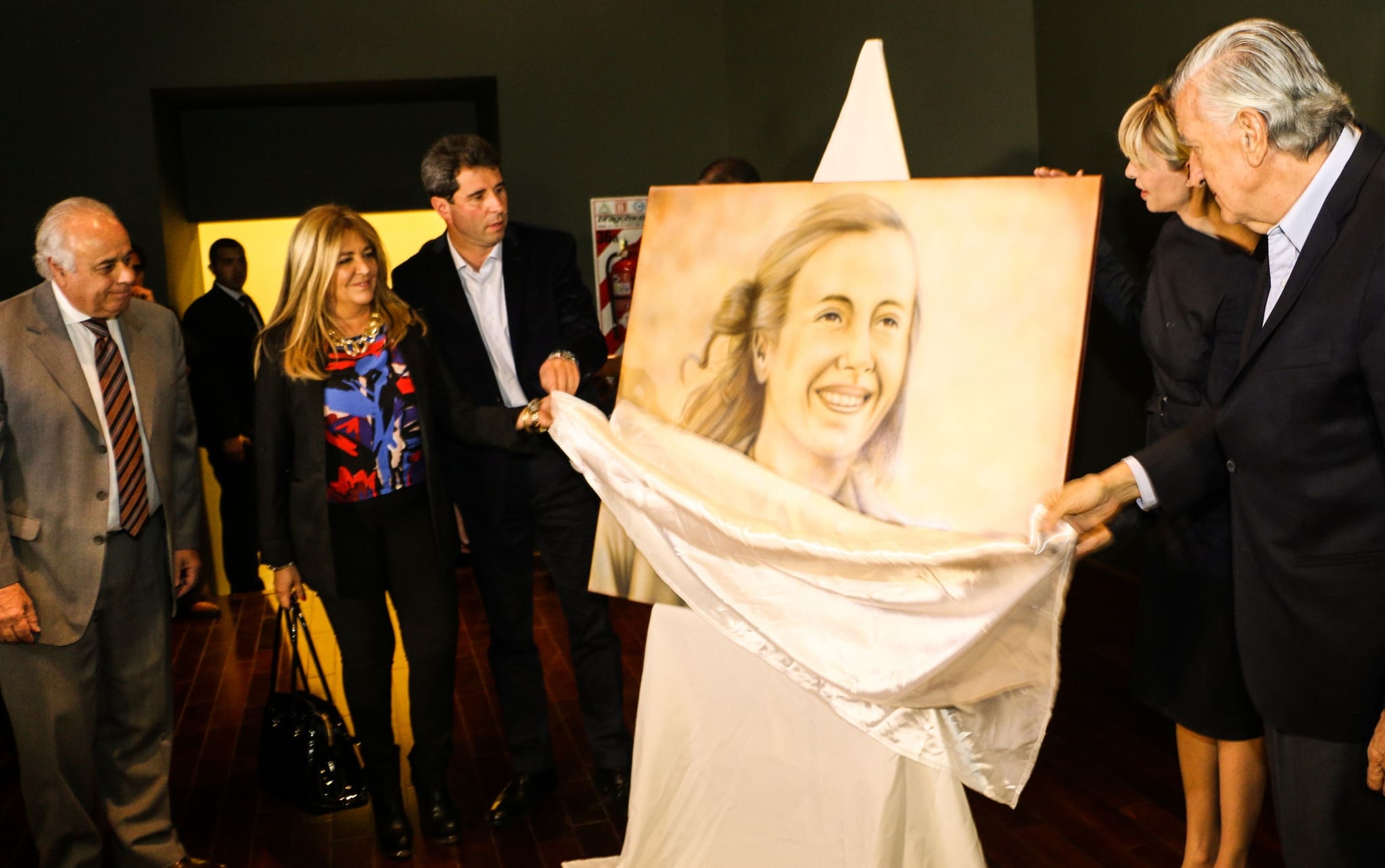 Autoridades descubren el cuadro de "Evita"