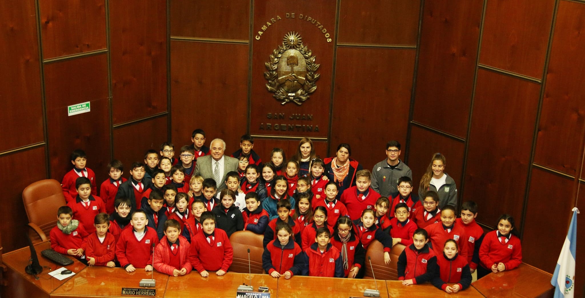 El vicegobernador Marcelo Lima junto a estudiantes y docentes del colegio "Santo Tomás de Aquino" en la Cámara de Diputados. 