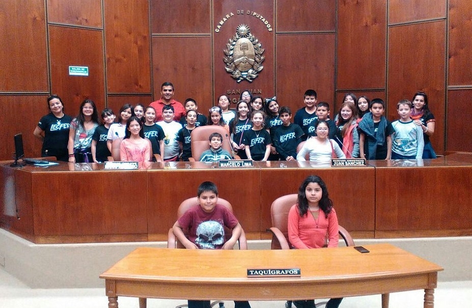 Alumnos y docentes del colegio San Francisco de Asís de la provincia de Santiago del Estero en la Cámara de Diputados de San Juan. 