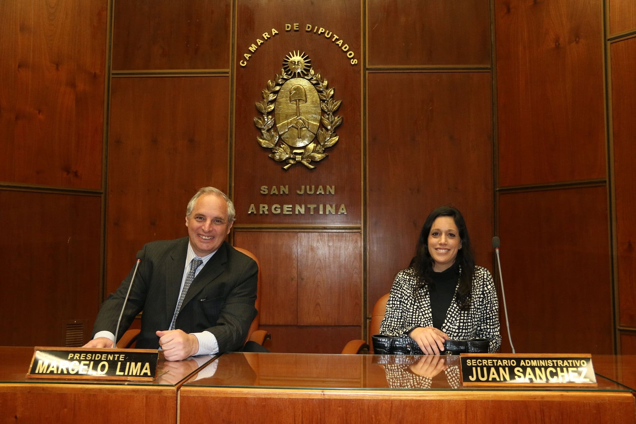 El profesor de Derecho Constitucional de la Universidad de  Buenos Aires (UBA), Alfredo Vitólo, acompañado por la jueza de Paz de la Municipalidad de Rivadavia,  Ana Güerci, en una visita guiada por la Cámara de Diputados de San Juan. 