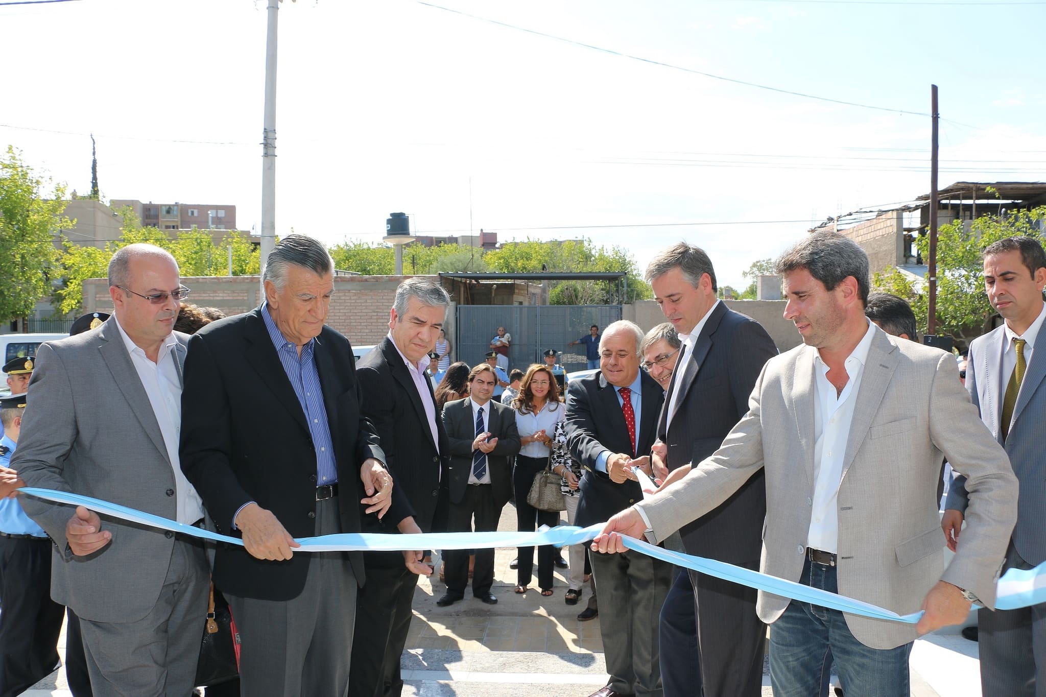 El vicegobernador Sergio Uñac junto al gobernador José Luis Gioja en la inauguración del nuevo edificio de la Planta de Verificación Vehicular. 