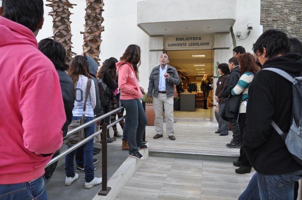 Alumnos por ingresar a la Biblioteca Sarmiento Legislador