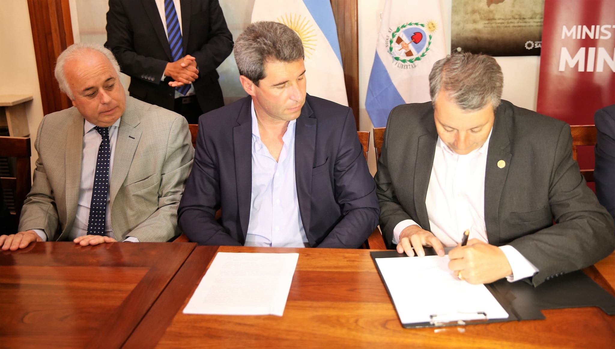 Firma de un acta complementaria para la implementarán un software para realizar un monitoreo ambiental minero.