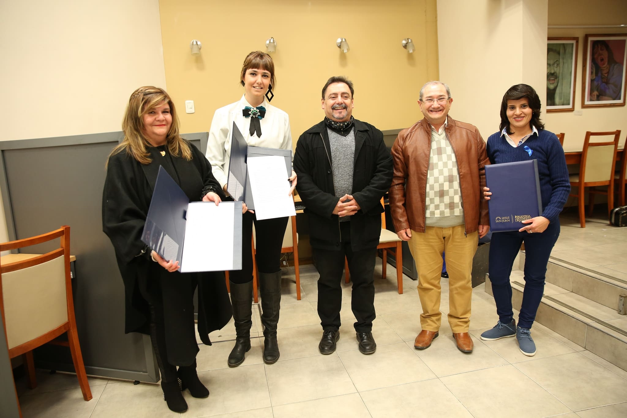 Los secretarios Legislativo, Mario Herrero y Administrativo, Juan Sánchez, junto a las artistas Cecilia Flores, Mirta Icazati y Verónica Idemi en la presentación de la muestra  "De la casa".  