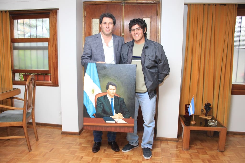 Dr. Uñac recibe retrato de manos de Eduardo Tejada
