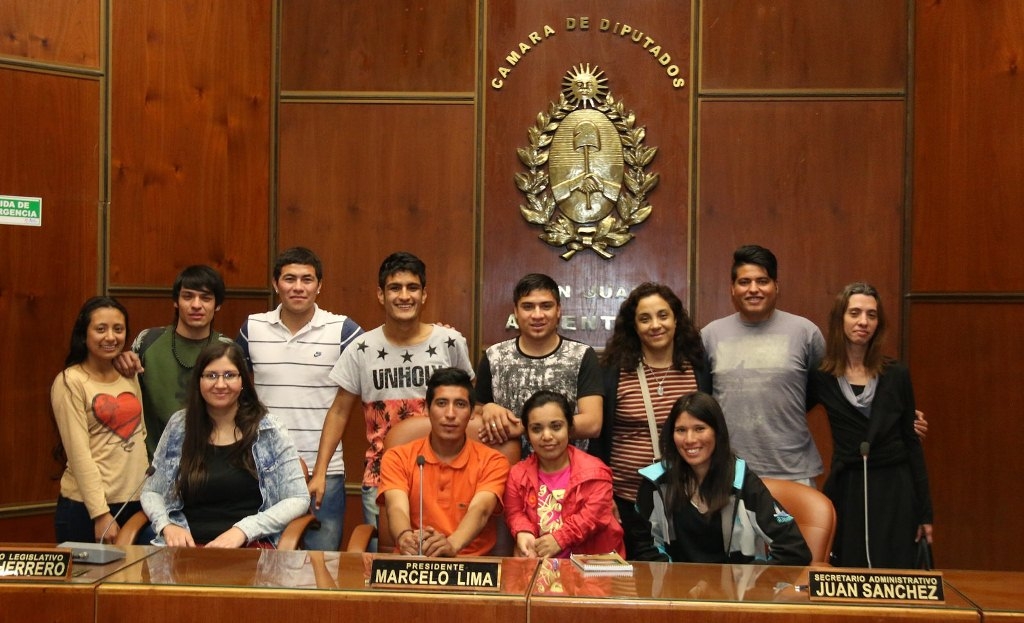Alumnos y docentes del colegio "Secundario Nocturno Santa María" en la Legislatura. 