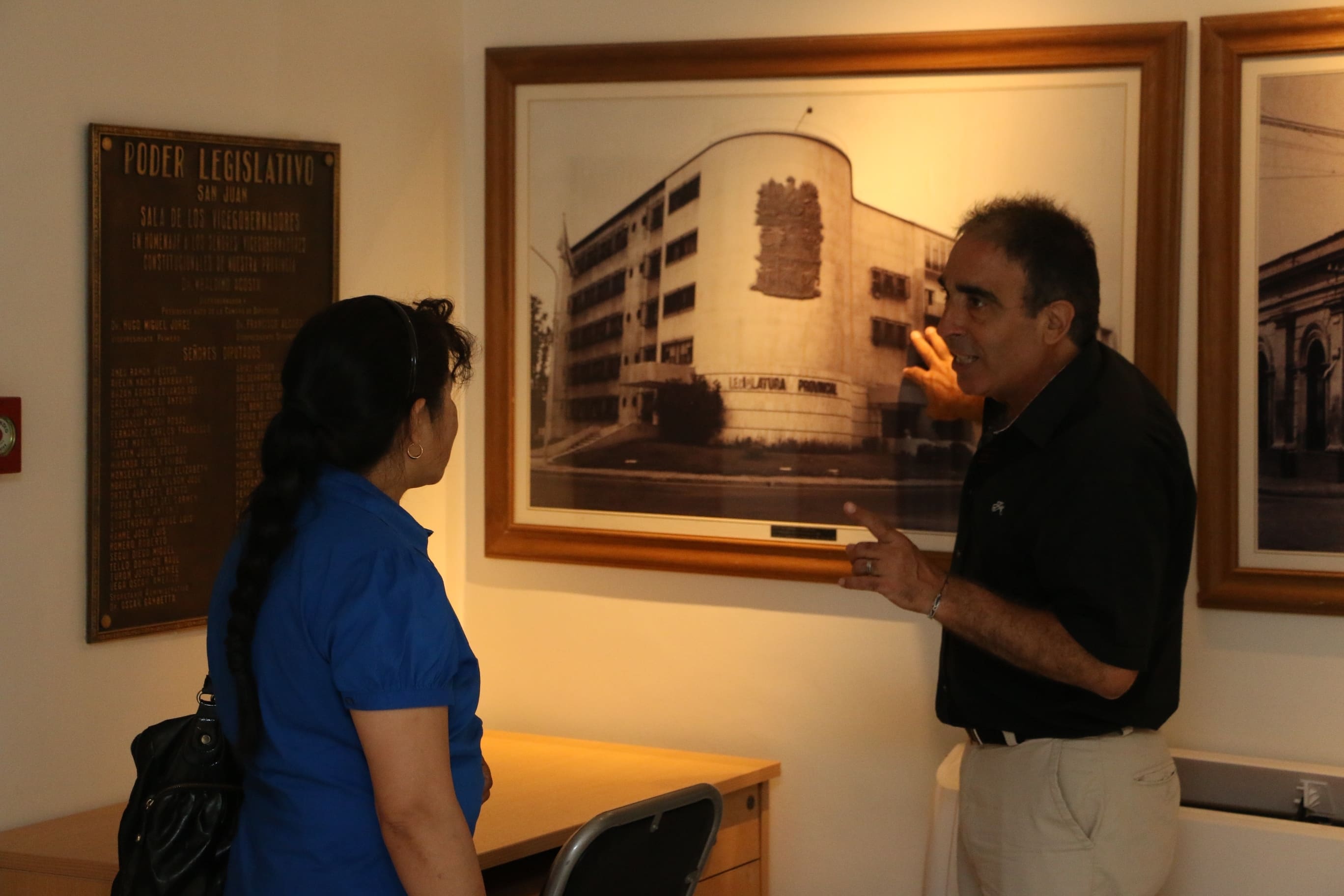 Vicenta Gutiérrez, turista jujeña visitó la Legislatura provincial. 