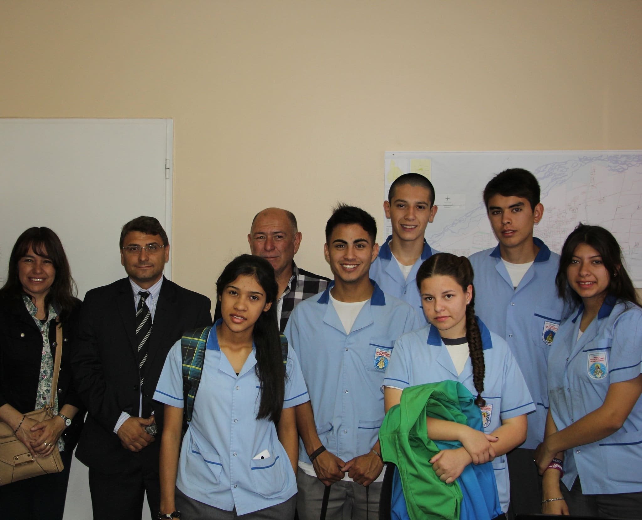 El diputado Andrés Chanampa junto a estudiantes y docentes del colegio Andacollo. 