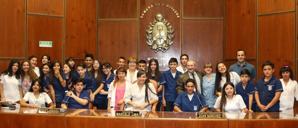 Alumnos del ColegioSanta María, de Capital y de la Escuela EPET Nº 6, de Rivadavia, en la Cámara de Diputados.