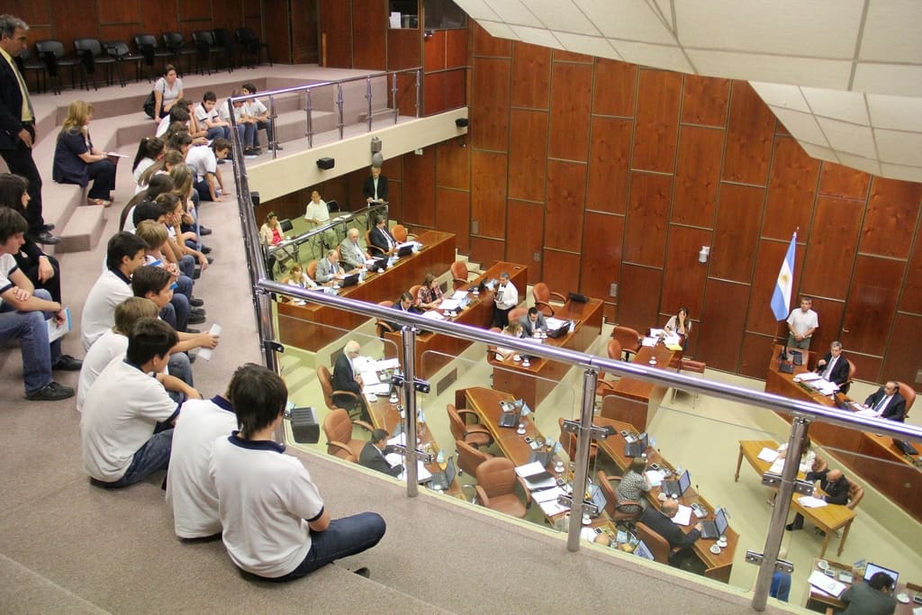 Los más de 20 estudiantes pudieron observar la labor de las autoridades y diputados de la Cámara de Diputados.