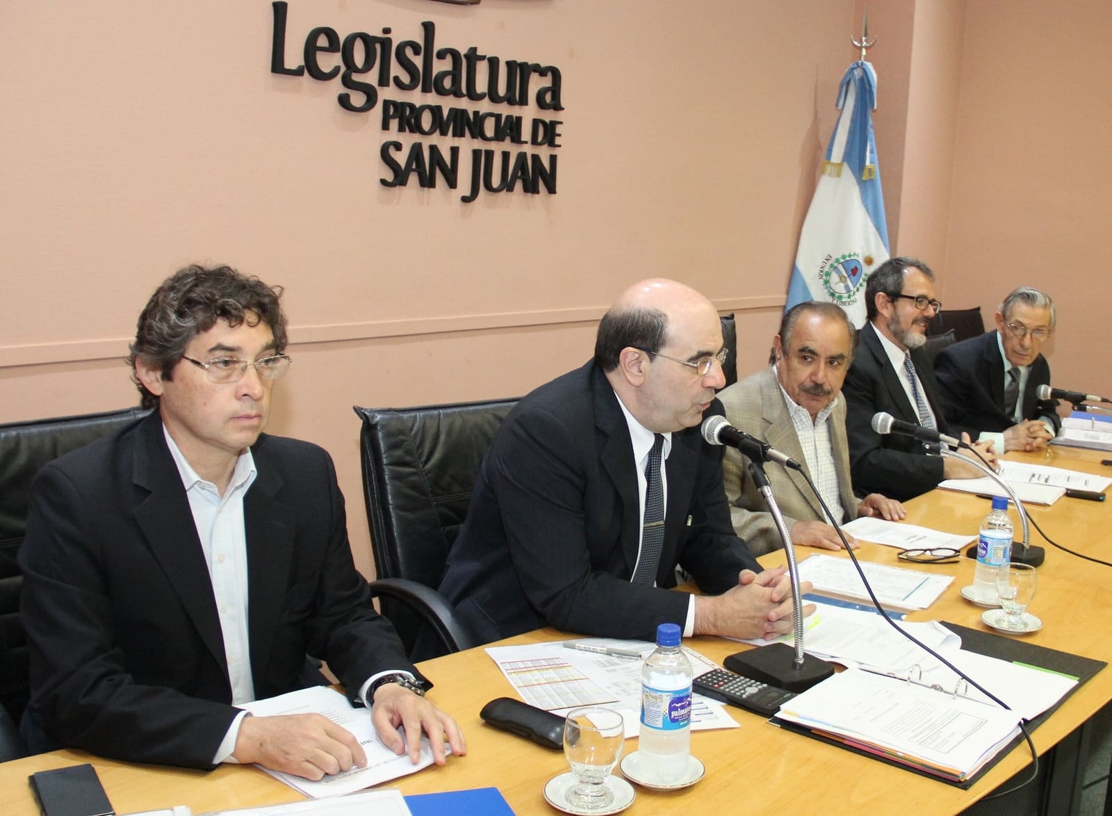 El ministro de Hacienda y Finanzas,  Francisco Alcoba, junto al vicepresidente primero de la Cámara de Diputados, Pedro Mallea, en la presentación del presupuesto 2016. 
