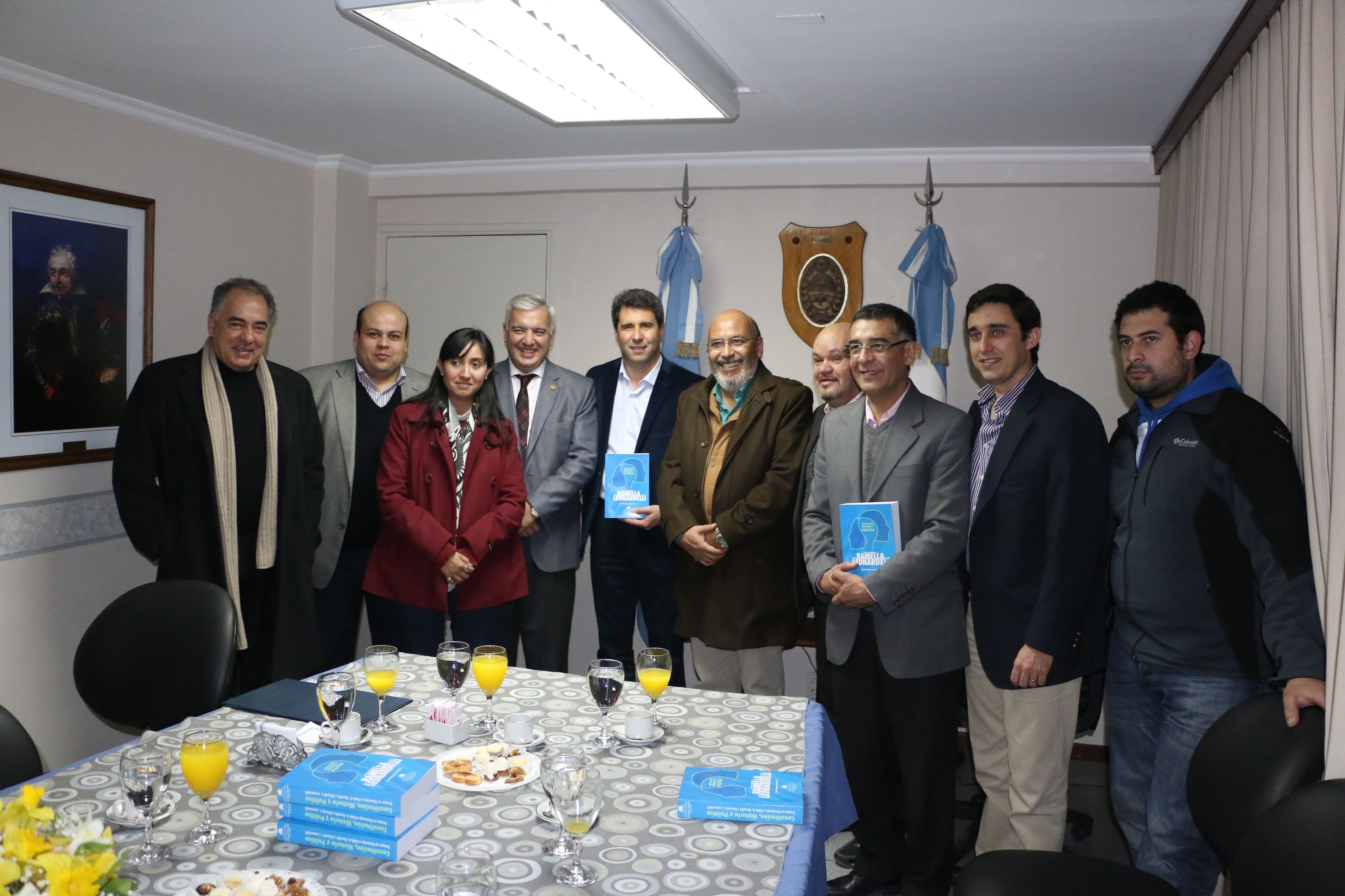 El Dr. Sergio Uñac y el secretario Emilio Baistrocchi, junto a las autoridades de la Fa.C.So. durante la entrega de ejemplares editados en conjunto.