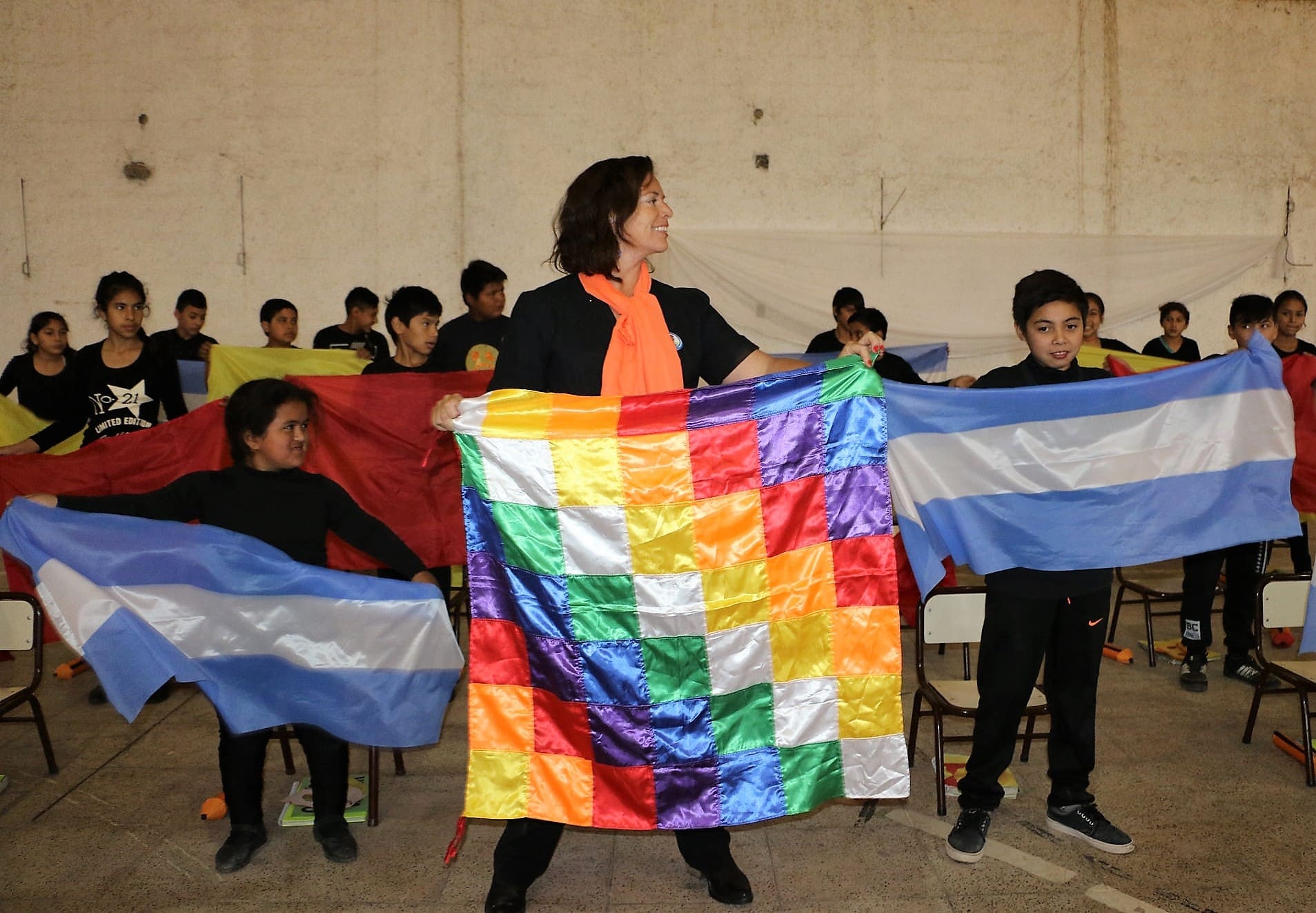 Homenaje de estudiantes de sexto grado a  “Mejores Compañeros Docentes” de 9 de Julio, Caucete, Sarmiento y 25 de Mayo.