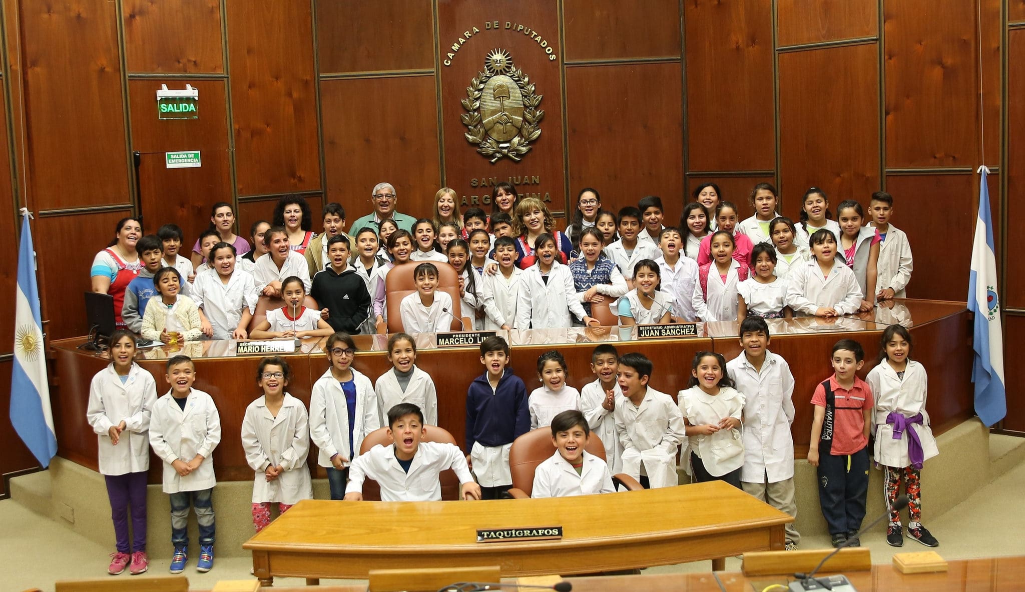 Alumnos y docentes de la escuela Juan de Dios Flores, departamento Caucete, en la Cámara de Diputados- año 2018. 