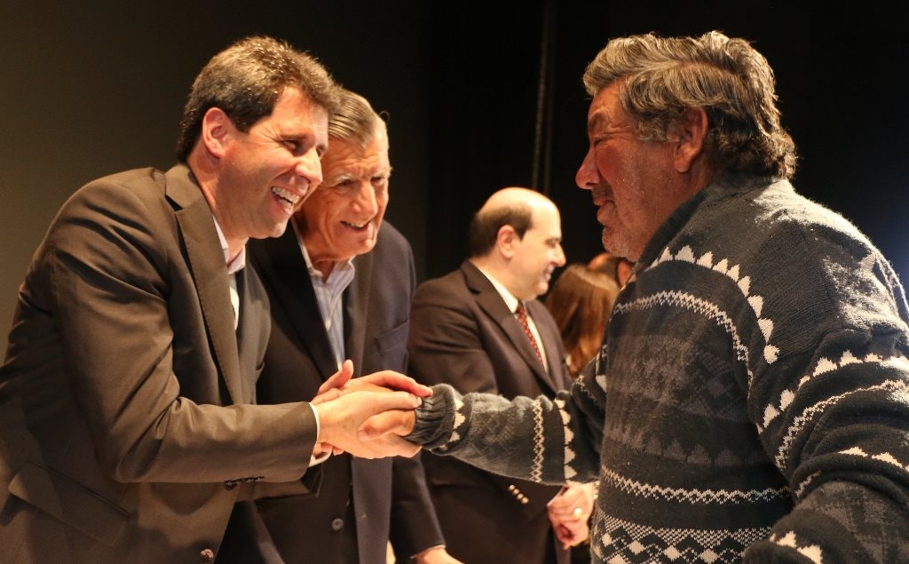 El vicegobernador Sergio Uñac acompañó al gobernador José Luis Gioja a la ceremonia de entrega de nuevos beneficios jubilatorios. 