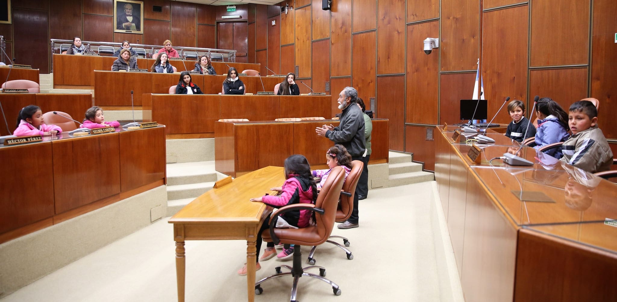 El diputado Jorge Palmero junto a estudiantes y docentes de primaria y secundaria de la escuela "Juan Gregorio de Las Heras" en la Cámara de Diputados- año 2018. 