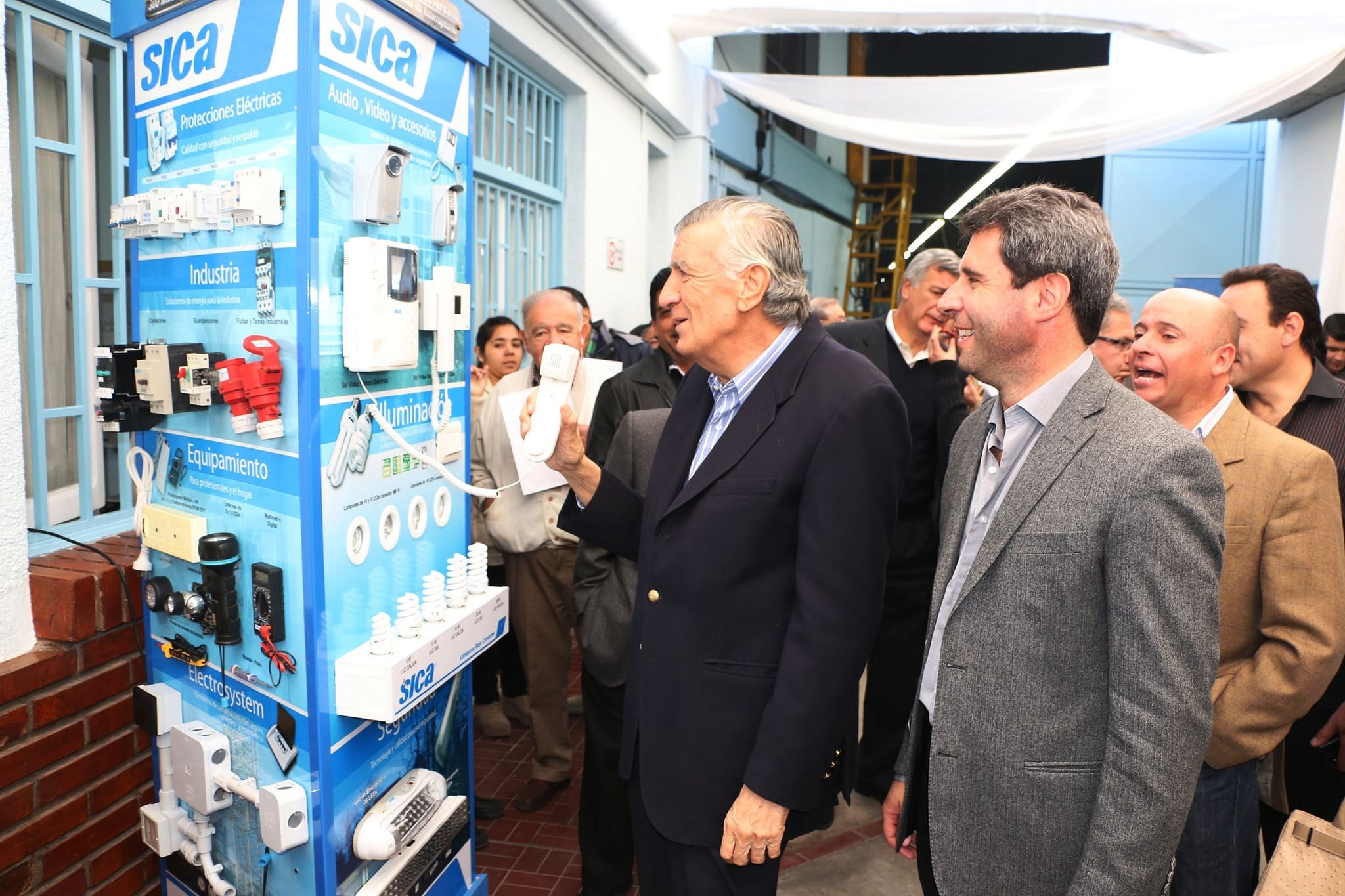 El vicegobernador Sergio Uñac junto al gobernador José Luis Gioja en el lanzamiento de una nueva línea de productos Silight by Pininfarina de la Planta Industrial de INTELECTRIC S.A.