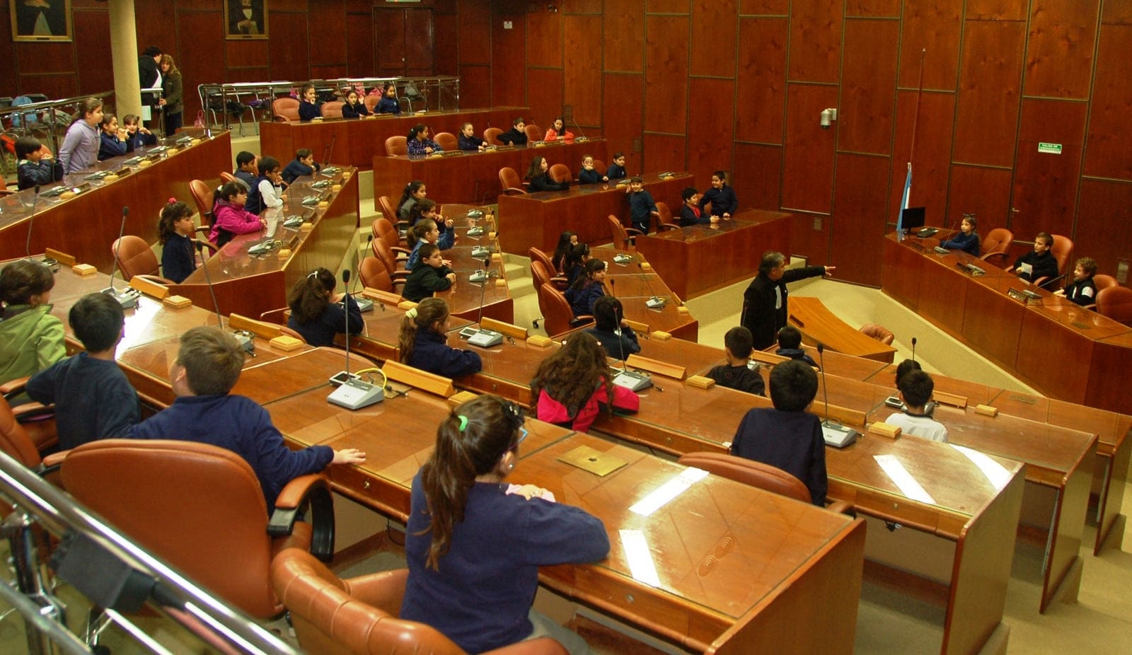 Alumnos y docentes de la escuela "Clara Rosa Cortínez" presentes en el recinto de sesiones de la Cámara de Diputados de San Juan. 