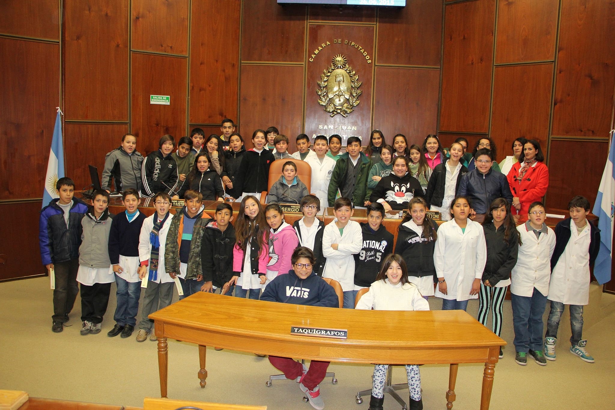 Alumnos y docentes de la escuela Enrique Mosconi presentes en la Legislatura provincial. 