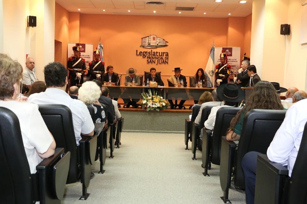 El vicegobernador Sergio Uñac encabezó la presentación del libro "Cabalgata de la Fe a la Difunta Correa" editado por el Fondo Editorial de la Cámara de Diputados.