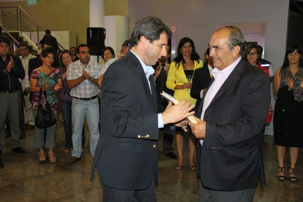 El Dr. Uñac recibe un obsequio de un CORE de Coquimbo