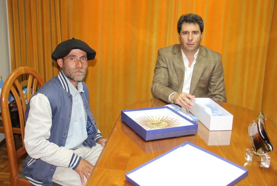El vicegobernador, Sergio Uñac, junto a Alberto Urrutia de la Agrupación Gaucha "San Nicolás de Bari". 