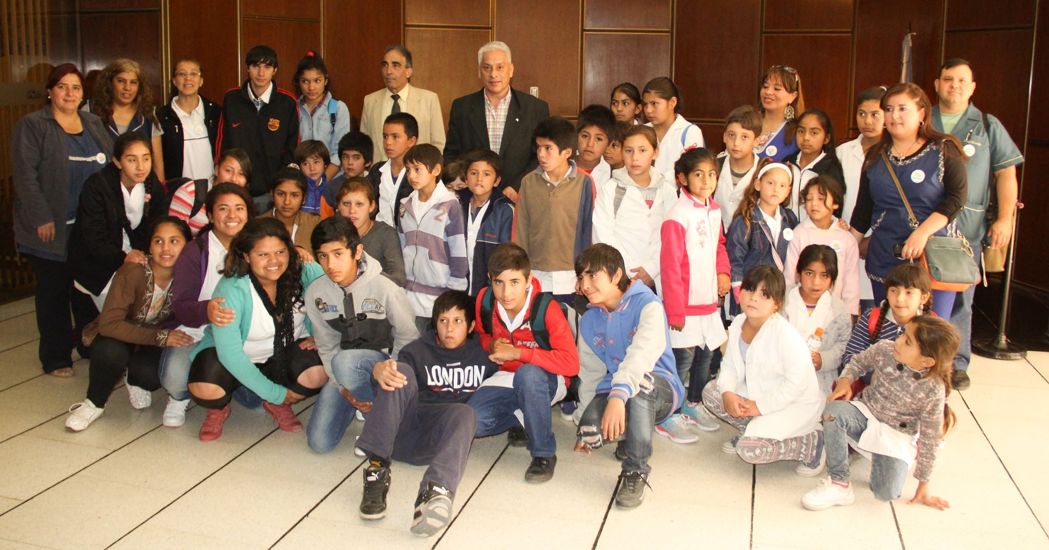 Alumnos y docentes de 25 de Mayo junto al diputado Juan Carlos Quiroga Moyano en la Legislatura provincial. 