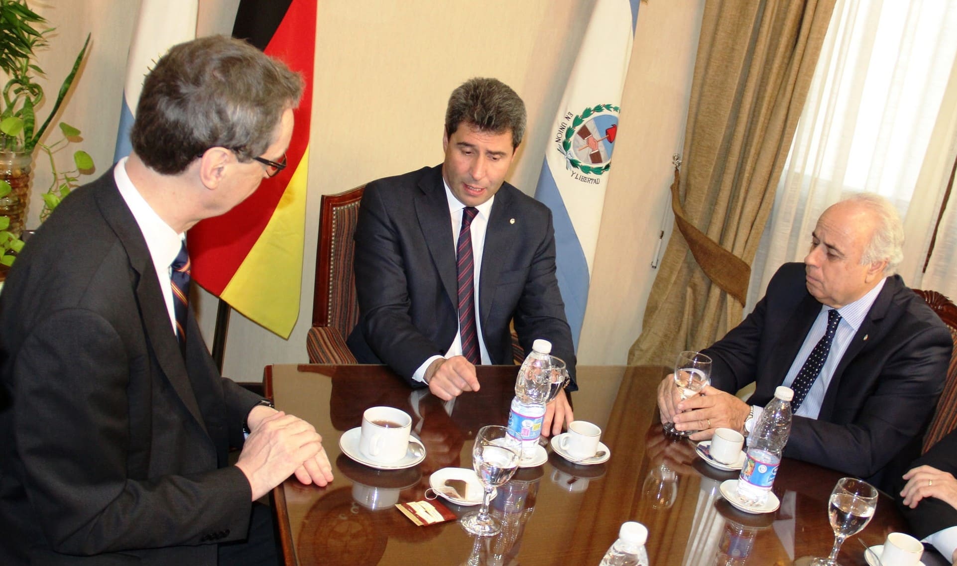 El vicegobernador Marcelo Lima, junto al titular del Poder Ejecutivo, Sergio Uñac y el embajador de la República Federal de Alemania en la República Argentina, S.E.D. Barnhard Von Waldersee. 