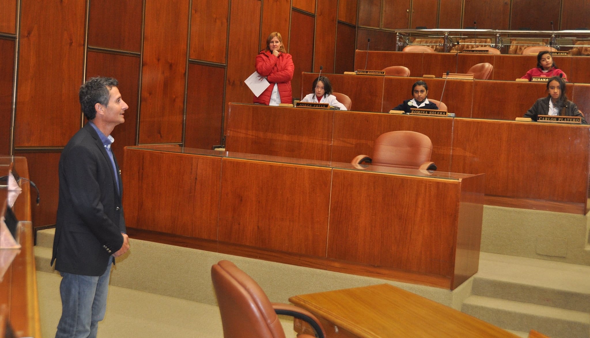 El diputado Carlos Platero junto a estudiantes y docentes de las escuelas "Juan Dolores Godoy" y "Valle de Tulum" en el edificio legislativo. 