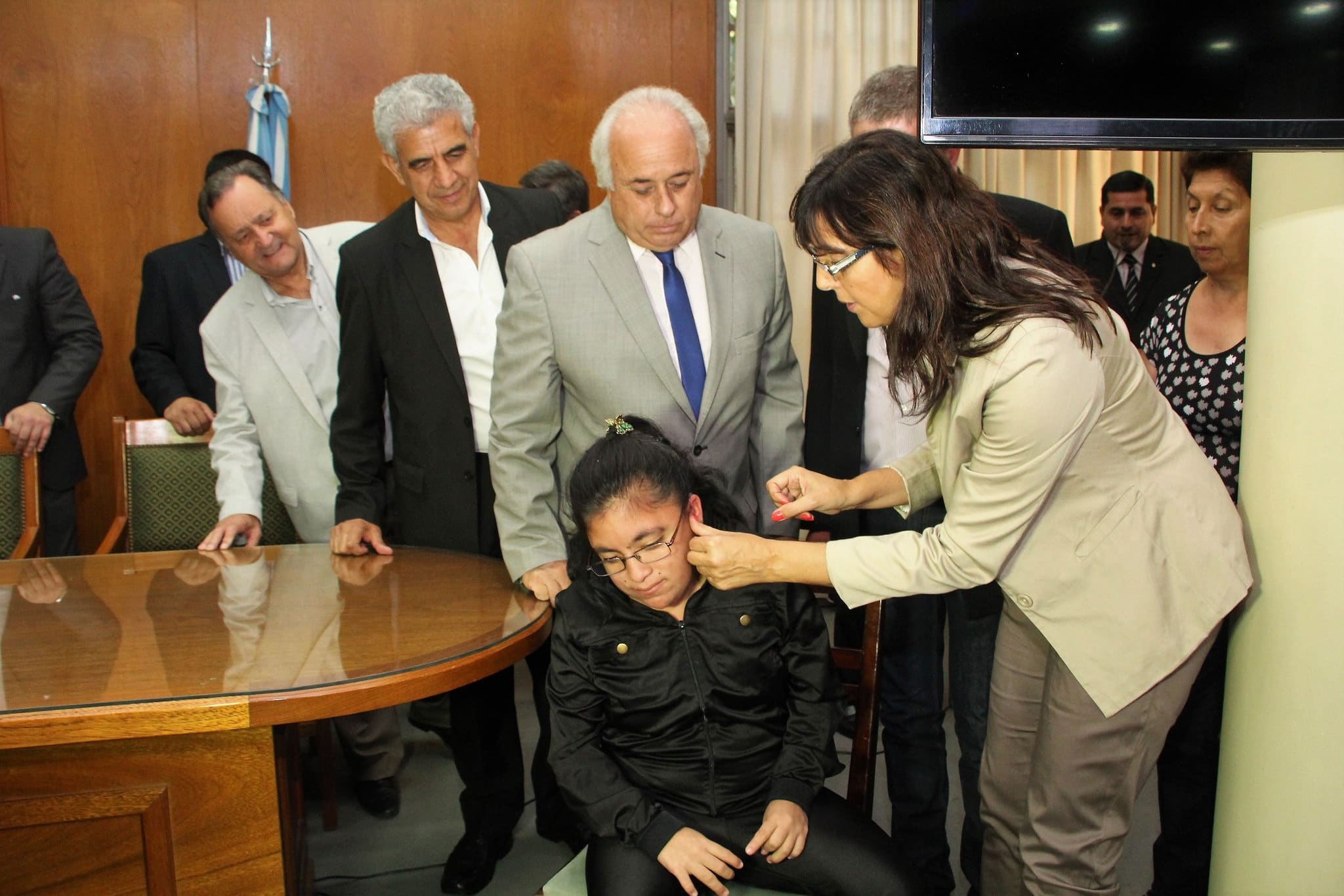 El vicegobernador Marcelo Lima encabezó la entrega de equipos completos de audífonos en Casa de Gobierno. 
