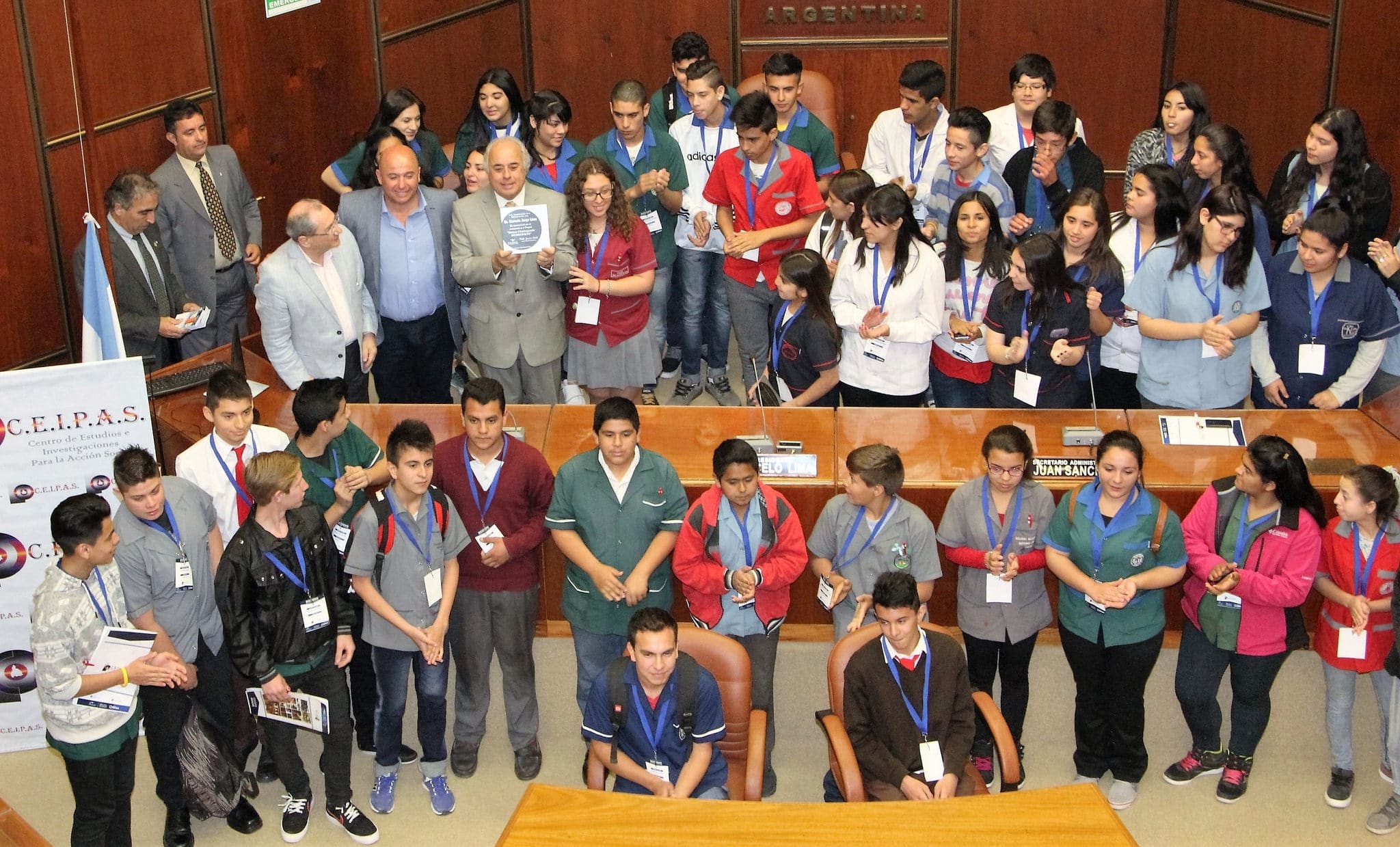 El vicegobernador Marcelo Lima junto a estudiantes del proyecto "Jóvenes Construyendo Democracia"