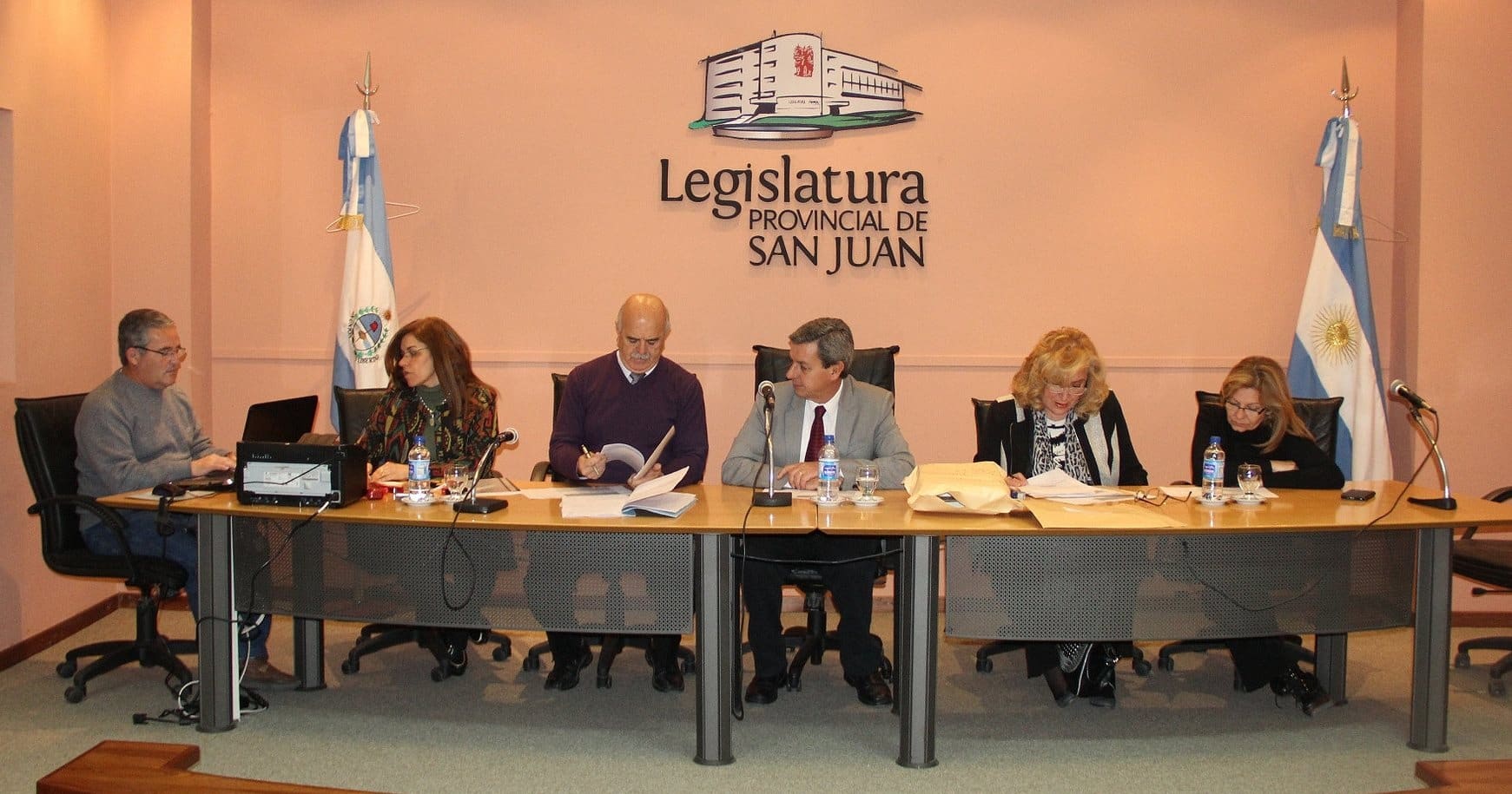 El Dr. Roberto Gattoni precidió la apertura de sobres de licitación en la Legislatura Provincial.