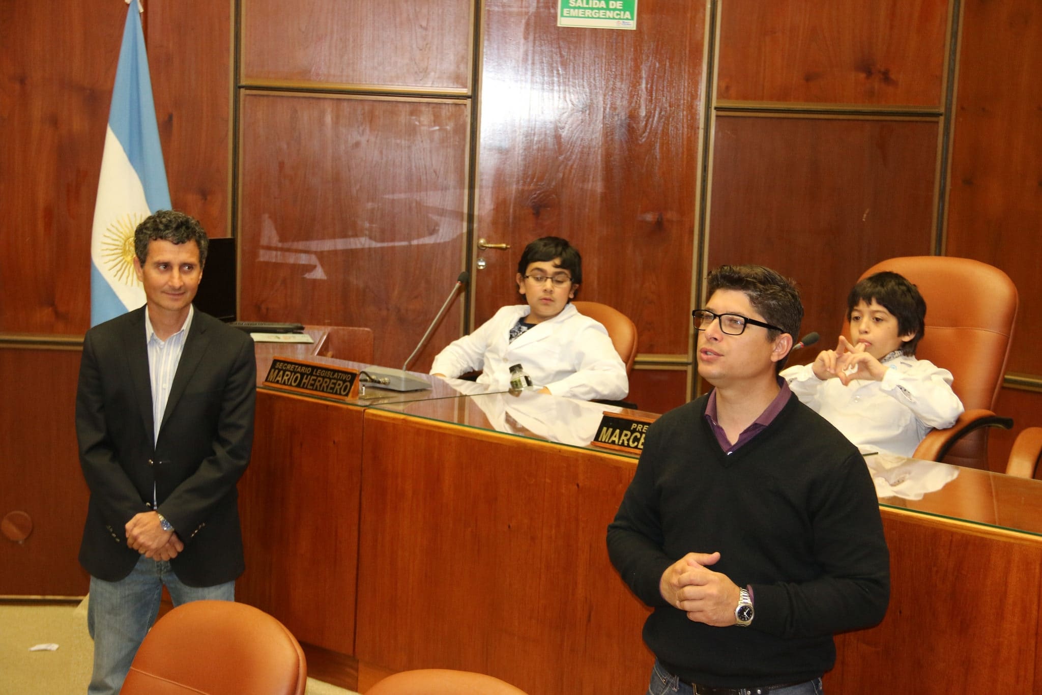El diputado Carlos Platero junto a estudiantes y docentes de la escuela Antonio Balcarce en la Casa de las Leyes. 