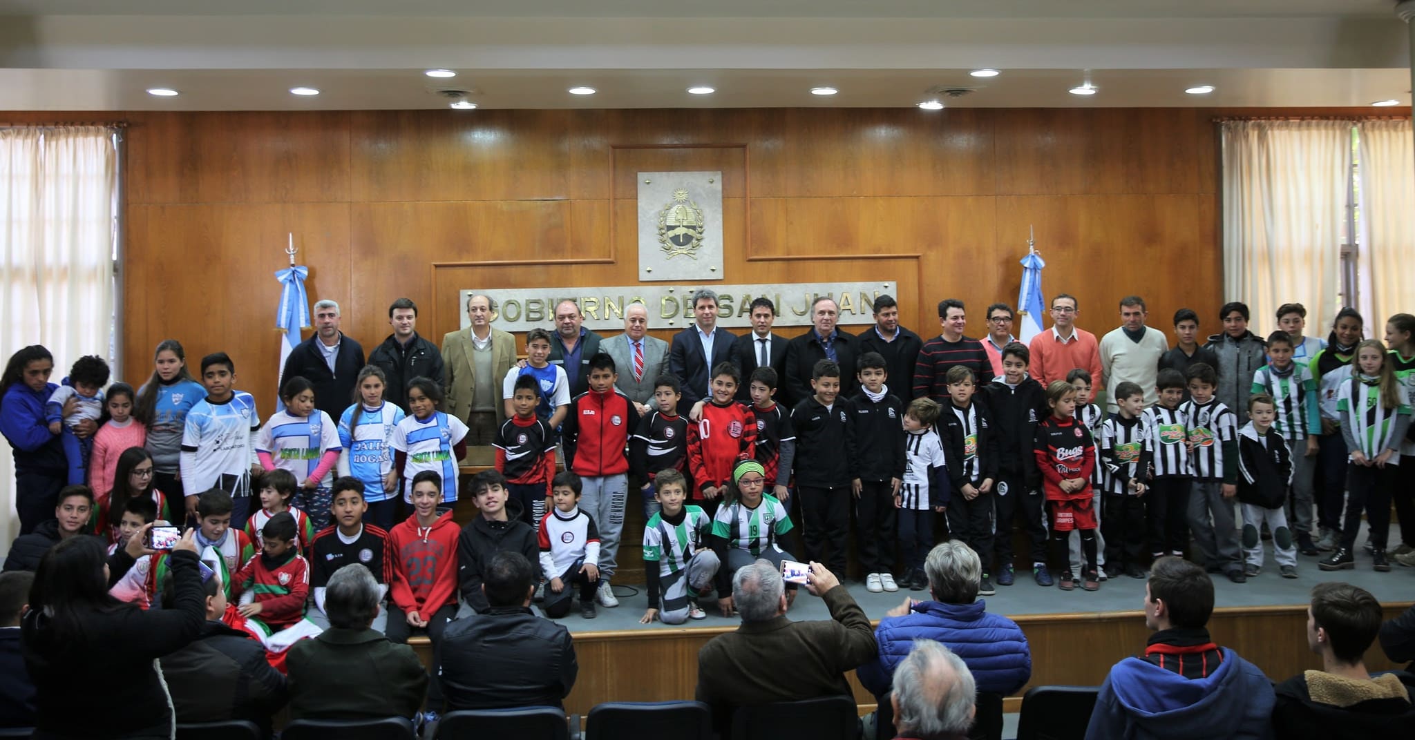 Firma convenio para obras de techados en clubes de hockey sobre patines. 