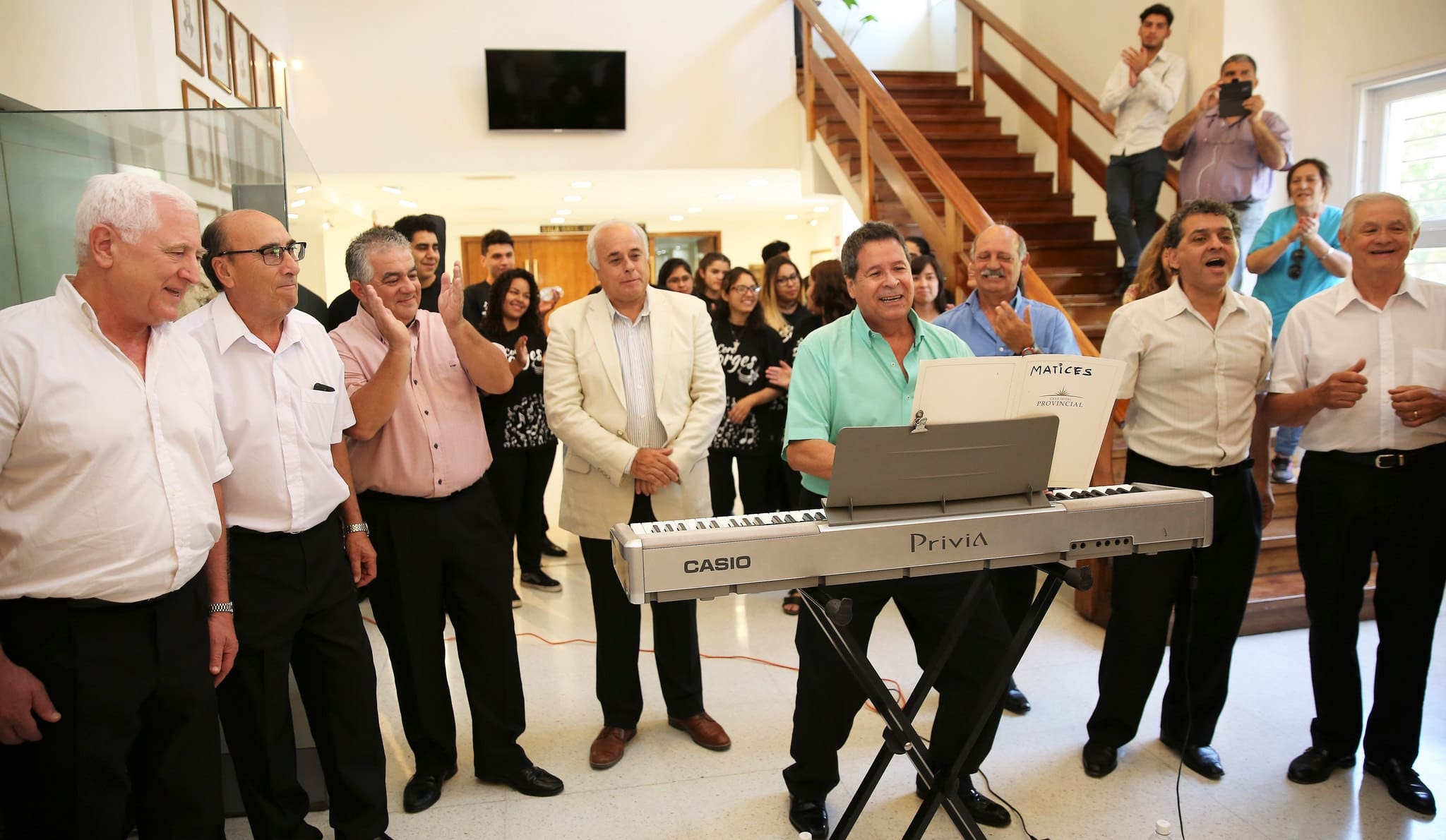 El vicegobernador Marcelo Lima junto a los integrantes del grupo Los Puneños. 