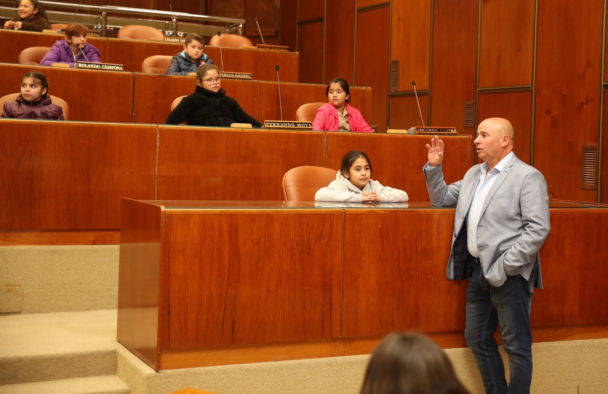 El diputado Pablo García Nieto junto a estudiantes de la escuela José Hernandez, en la Cámara de Diputados.  
