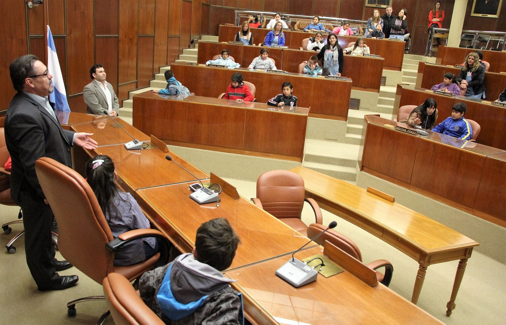 El secretario Legislativo Mario Herrero juntos a estudiantes y docentes de la E.E.E. de Pocito en la Cámara de Diputados. 
