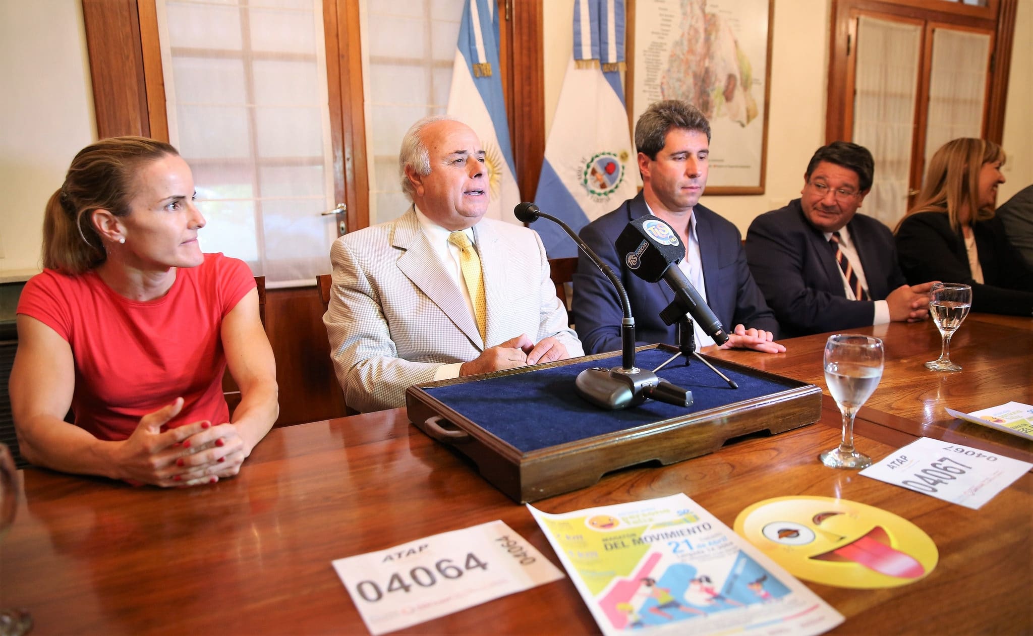 El vicegobernador Marcelo Lima junto al gobernador Sergio Uñac; la coordinadora de Actividades Recreativas con la Comunidad, Cecilia Godoy;  la ministro de Salud, Alejandra Venerando; el ministro de Educación, Felipe de los Ríos; en la conferencia de prensa sobre la Maratón del Movimiento. 