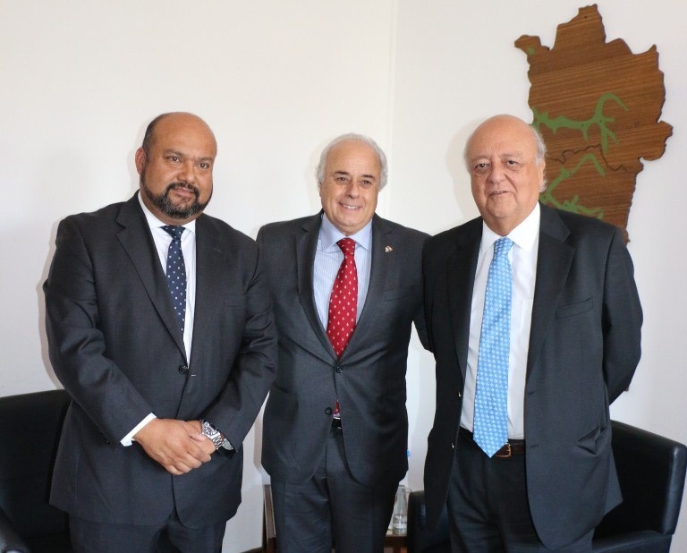 El presidente del Consejo Regional, José Montoya; el vicegobernador Marcelo Lima y el embajador de Chile en la Argentina, José Antonio Viera Gallo.