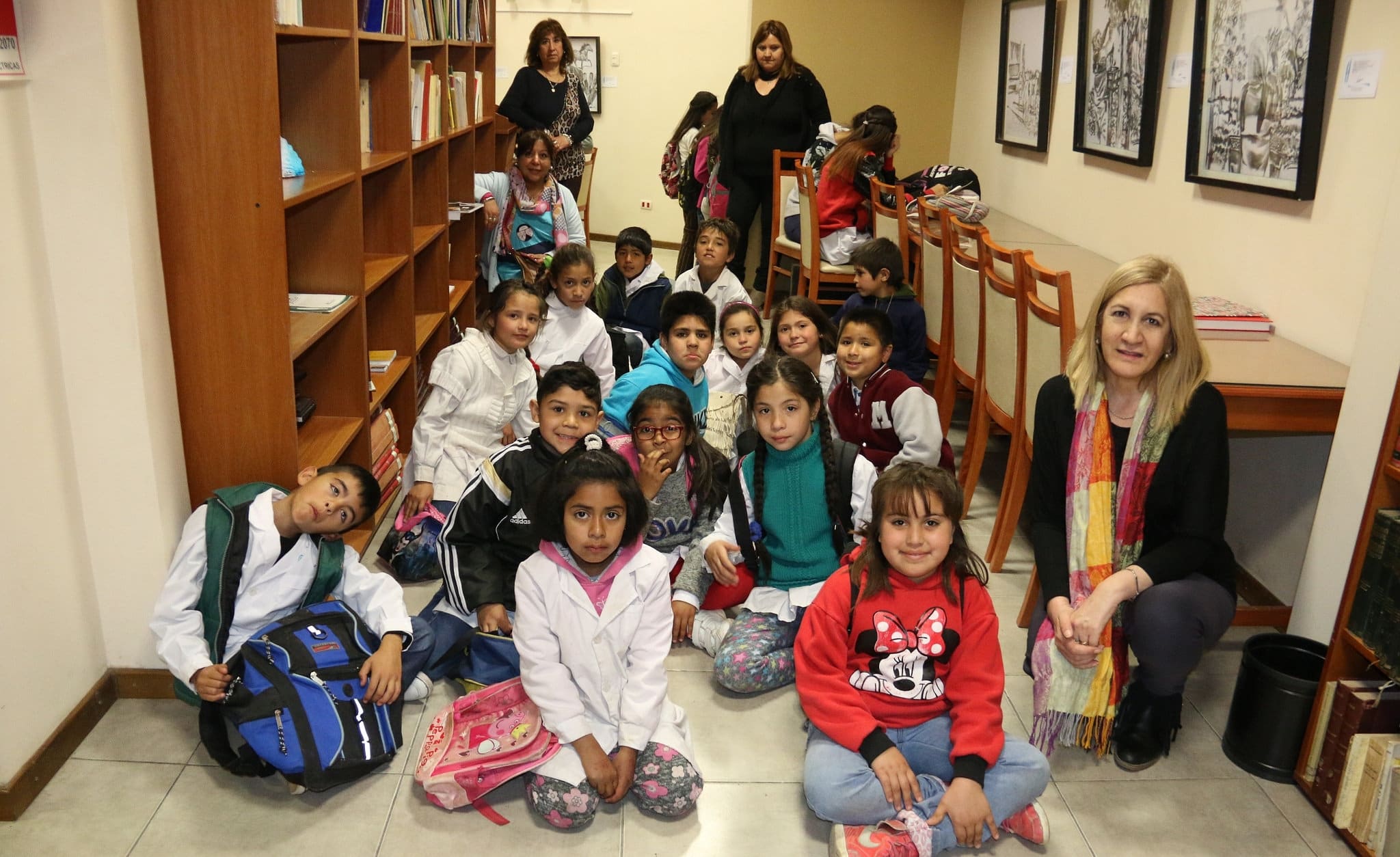 Alumnos de la escuela "Julio Verne" en la Biblioteca "Sarmiento Legislador". 