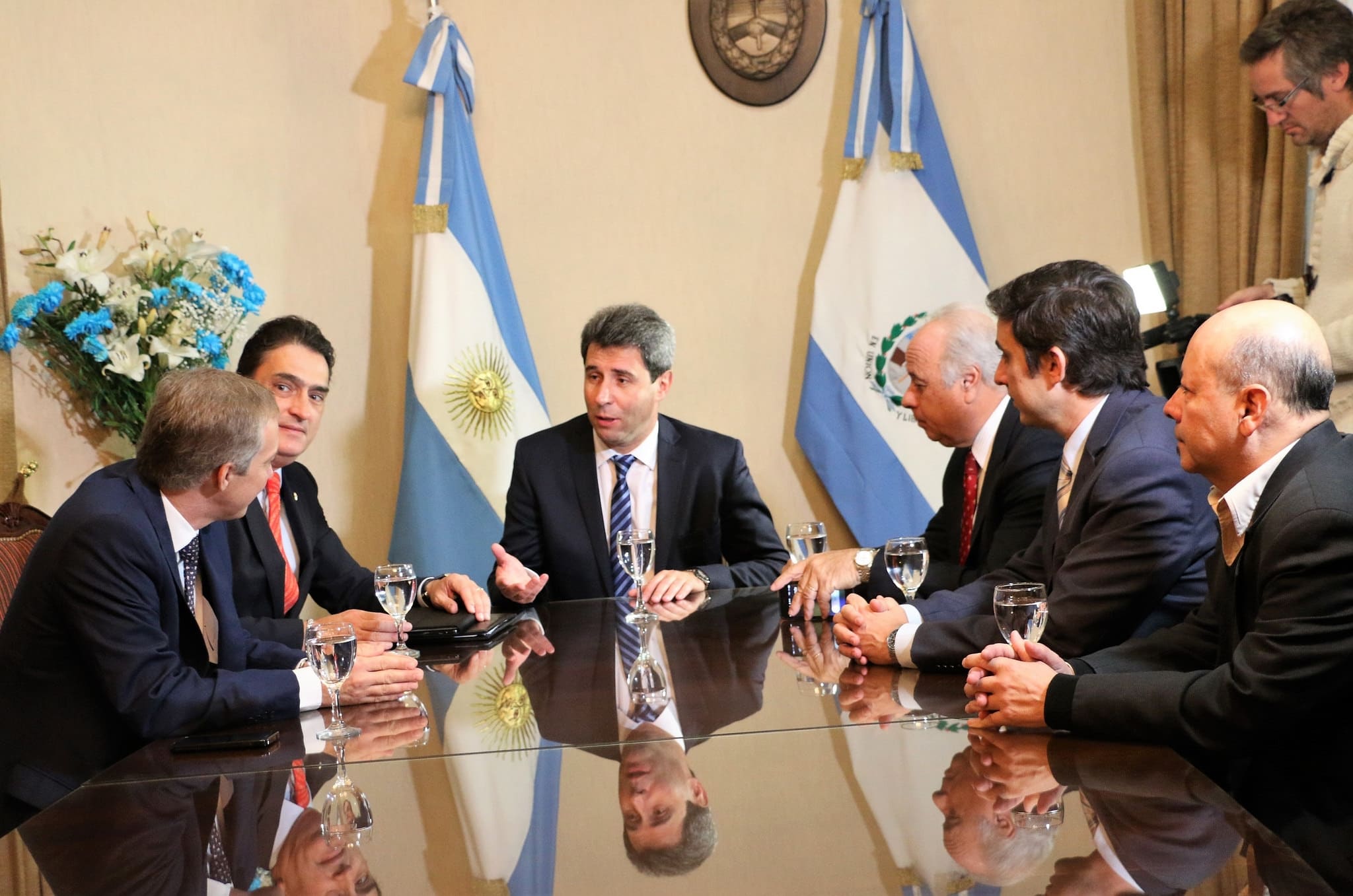 El vicegobernador Marcelo Lima junto al gobernador Sergio Uñac en la presentación de saludos protocolares por parte del embajador de Suiza en la República Argentina, Hanspeter Mock.