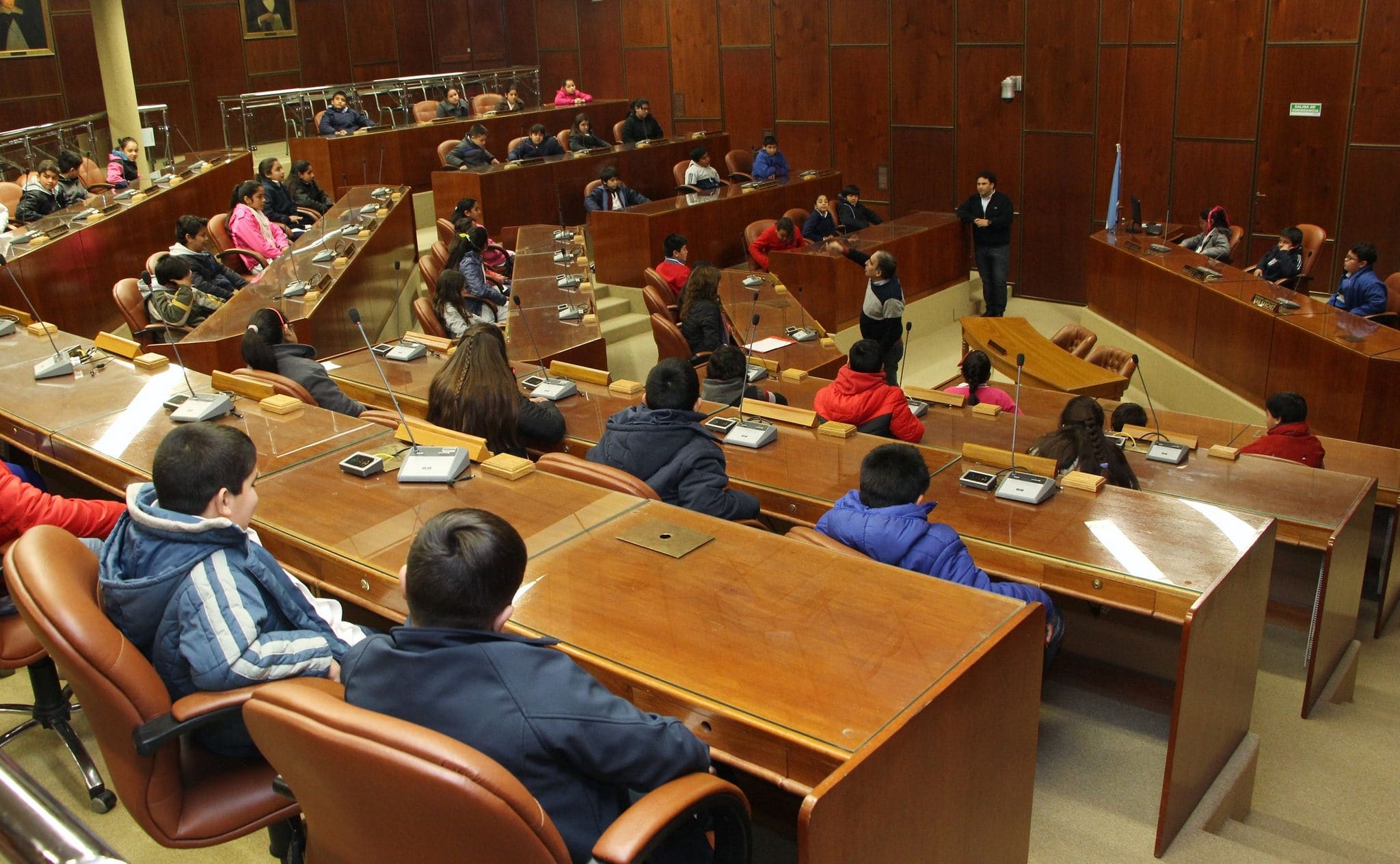 Alumnos y docentes de la escuela "Provincia de Catamarca" presentes en la Legislatura provincial. 