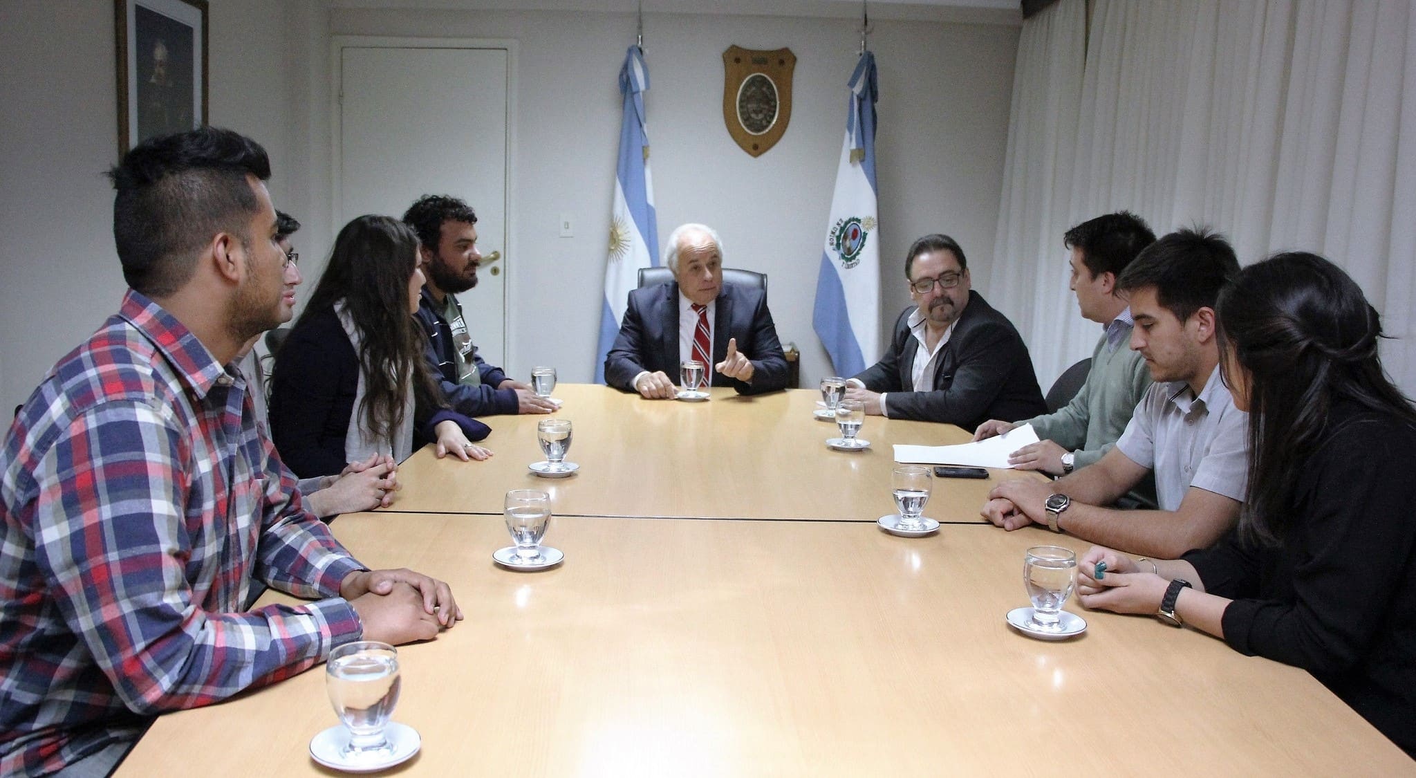 El vicegobernador Marcelo Lima, junto al secretario Legislativo Mario Herrero, reunido con miembros de la Federación Universitaria de San Juan. 