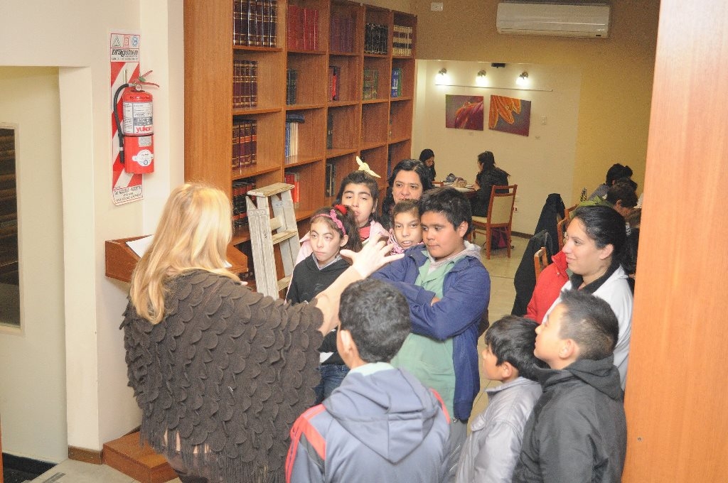 Integrantes de la escuela de Educación Especial "Merceditas de San Martín" conocieron la Biblioteca "Sarmiento Legislador" de la Cámara de Diputados. 